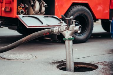 Technicien plombier débouche une canalisation à Aix-En-Provence